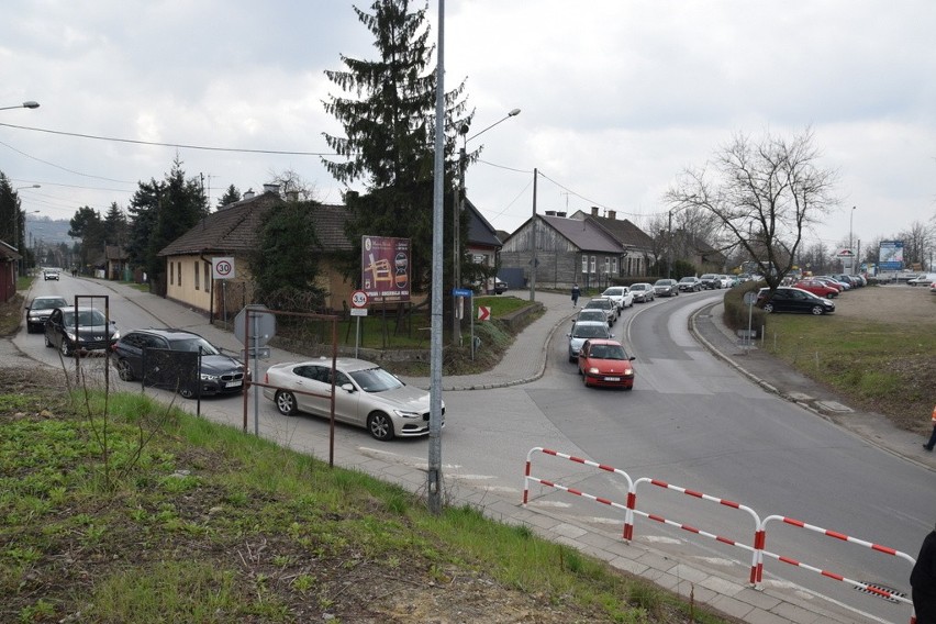 Tarnów. Tuchowska zablokowana przez uszkodzony wiadukt [ZDJĘCIA]