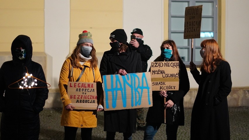 Bielsk Podlaski. Kilkaset osób przeszło ulicami miasta w ramach Marszu Kobiet (zdjęcia, wideo) 