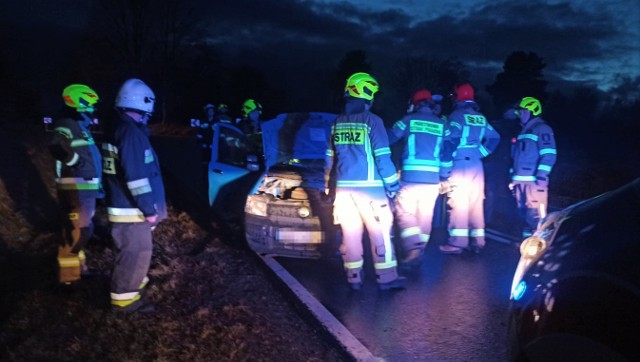 W niedzielę (7.11.2021 r.) po godz. 16 doszło wypadku na drodze krajowej nr 20, między Tuchomiem a Trzebiatkową. Zderzyły się dwa auta.