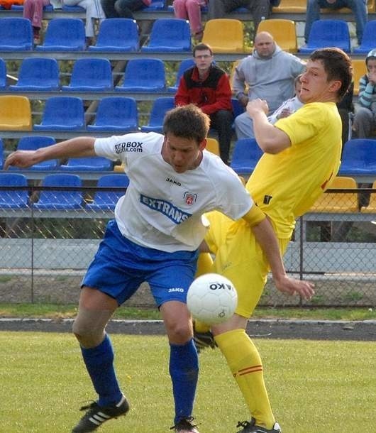 Lechia Sędziszów (biało-niebieskie stroje) pokonała Kolbuszowiankę.