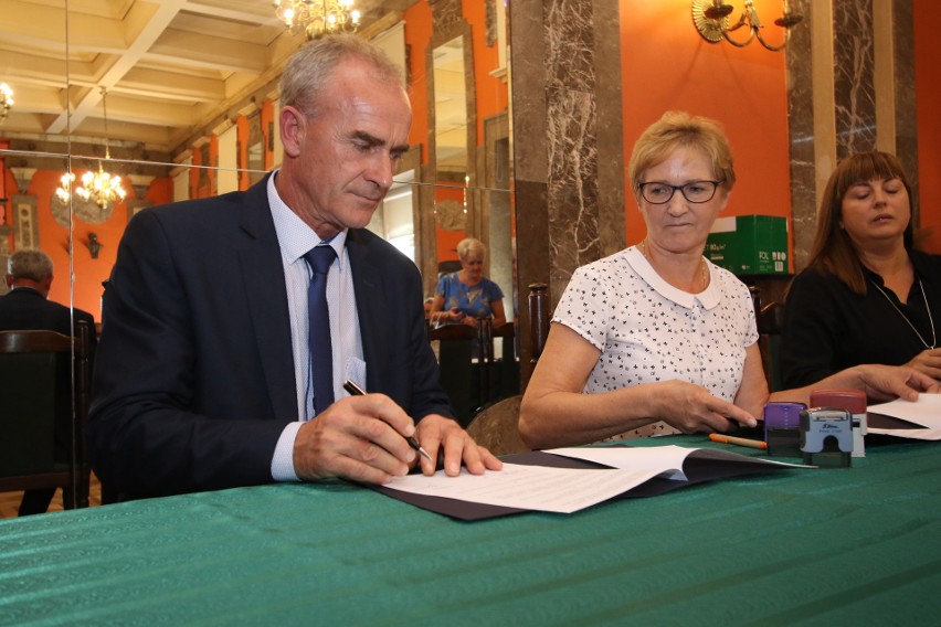 Umowę podpisuje Zbigniew Janik, wójt gminy Gnojno