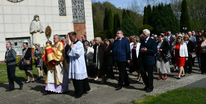 Po mszy świętej odbyła się procesja wokół kościoła z...