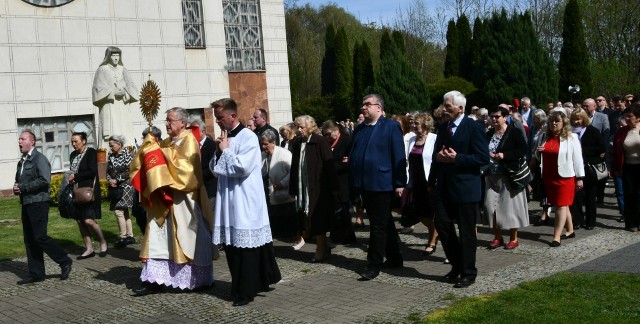 Po mszy świętej odbyła się procesja wokół kościoła z Najświętszym Sakramentem. Obok księdza biskupa Andrzeja Kalety ksiądz Mirosław Kowalski.