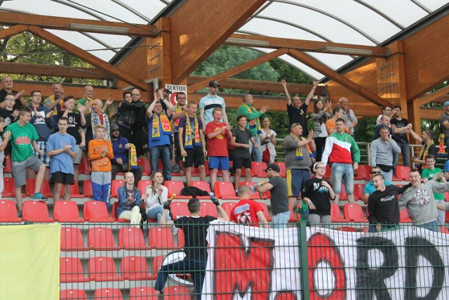 Dotąd zorganizowany doping prowadzili w Brzegu głównie kibice Stali, ale w III lidze można spodziewać się przyjazdów fanów drużyn przeciwnych np. z Bielska-Białej czy Wałbrzycha.