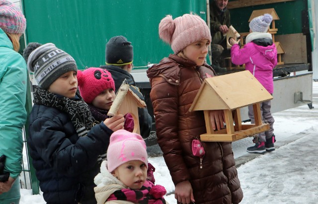 Centrum Edukacji Ekologicznej działające przy Wydziale Gospodarki Komunalnej i Ochrony Środowiska oraz Miejski Ośrodek Rekreacji i Wypoczynku zaprosili rodziny z dziećmi do udziału w warsztatach pt. „Ptasia stołówka”. Uczestnicy własnoręcznie przygotowali przysmaki dla ptaków w postaci np. wianków, kul zimowych, itp. i następnie rozwiesili na terenie Parku Miejskiego. Organizator zapewnił niezbędne materiały. Pierwsze 100 rodzin, które rozpoczęło zajęcia otrzymało drewniany karmnik.