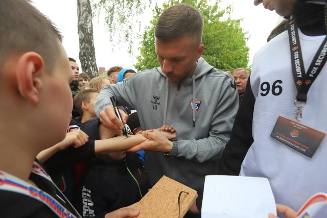 W czwartek Lukas Podolski zapraszał kibiców na mecz z Pogonią.Zobacz kolejne zdjęcia. Przesuwaj zdjęcia w prawo - naciśnij strzałkę lub przycisk NASTĘPNE