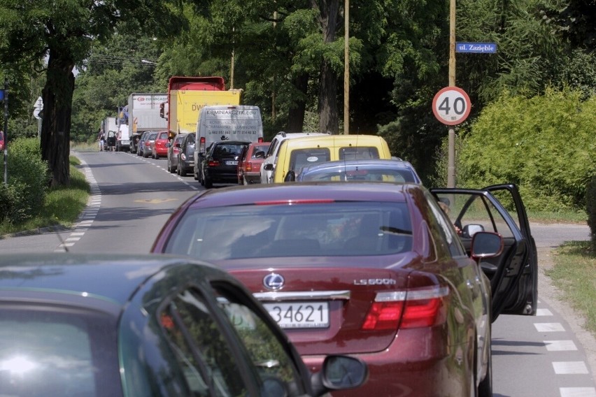 Wrocław: Wypadek na Pęgowskiej. Czołowe zderzenie ciężarówki z autem osobowym (ZDJĘCIA)