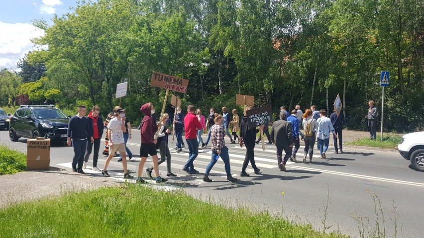 Kilkadziesiąt osób blokowało przejazd samochodom protestując...