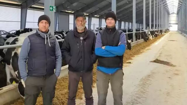 Z od lewej panowie Krzysztof, Robert i Bartłomiej Sałapa w nowiutkiej  oborze. - Dla nas najważniejszy jest komfort życia krów - zaznaczają.