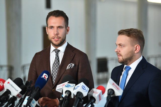 Wiceminister aktywów państwowych Jan Kanthak (L) oraz wiceminister klimatu i środowiska Jacek Ozdoba (P) podczas konferencji prasowej w Sejmie w Warszawie