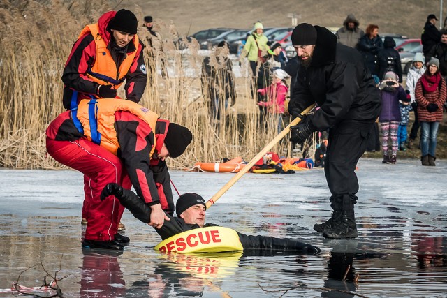 W Myślęcinku bydgoscy policjanci wspólnie ze Strażą Miejską, Strażą Pożarną oraz Wodnym Ochotniczym Pogotowiem Ratunkowym wzorem ubiegłych lat rozpoczęli ferie od pokazu ratownictwa. W pobliżu stoku narciarskiego zaprezentowali co zrobić gdy załamie się pod nami lód i znajdziemy się w wodzie.