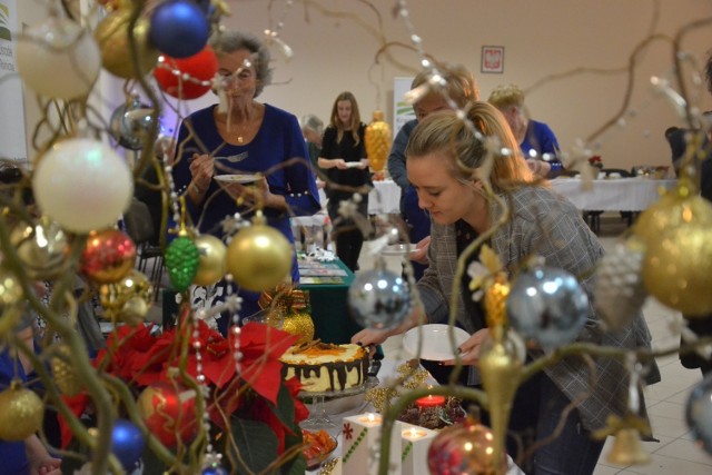 W świetlicy wiejskiej w Grodzeniu w gminie Kikół odbył się festiwal smaków tradycyjnych. W programie znalazł się konkurs na tradycyjną potrawę wigilijną i deser oraz na aranżację stołu wigilijnego. Impreza została zorganizowana przez Ośrodek Kultury Gminy Kikół oraz Koło Gospodyń Wiejskich w Grodzeniu wraz z Oddziałem Krajowego Ośrodka Wsparcia Rolnictwa w Bydgoszczy. Była to wielka uczta dla podniebienia. Na stołach królowały paszteciki, ryba po grecku, pierogi, karp, śledzie na kilka sposobów, barszczyk, makowce i serniki. W konkursowe szranki stanęły Koła Gospodyń Wiejskich z Trutowa, Tłuchówka i Grodzenia oraz Stowarzyszenie Wierzbiczanki i Stowarzyszenie Emerytów Gminy Kikół. Wybór był trudny, bo wszystkie dania były smaczne.Najsmaczniejszą potrawę wigilijną przygotowały panie z Trutowa, najsmaczniejszy deser gospodynie z Grodzenia, a najpiękniej prezentował się stół Wierzbiczanek. Na zwycięzców czekały atrakcyjne nagrody rzeczowe. Wręczali je Witold Dzierżak, zastępca dyrektora Oddziału Terenowego Krajowego Ośrodka Wsparcia Rolnictwa w Bydgoszczy, starosta lipnowski Krzysztof Baranowski i wójt Józef Predenkiewicz. Więcej w "Tygodniku Lipnowskim".