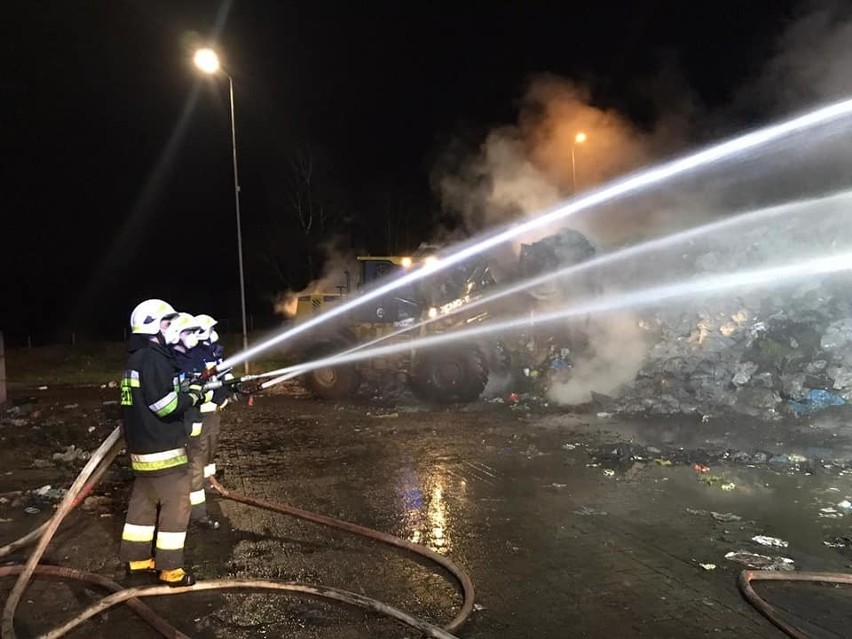 Strażacy walczyli z ogniem przez siedem godzin. Podsumowanie pożaru na wysypisku w Leśnie Górnym