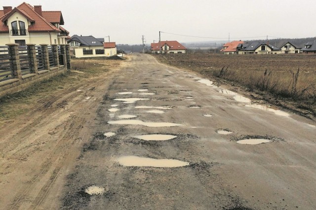 Tak wygląda ulica Brzozowa w podbiałostockich Nowodworcach. Mieszkańcy proszą od lat o remont drogi.