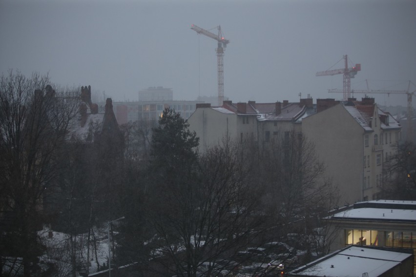 Atak zimy w Katowicach na zdjęciach. Od rana mocno sypał...