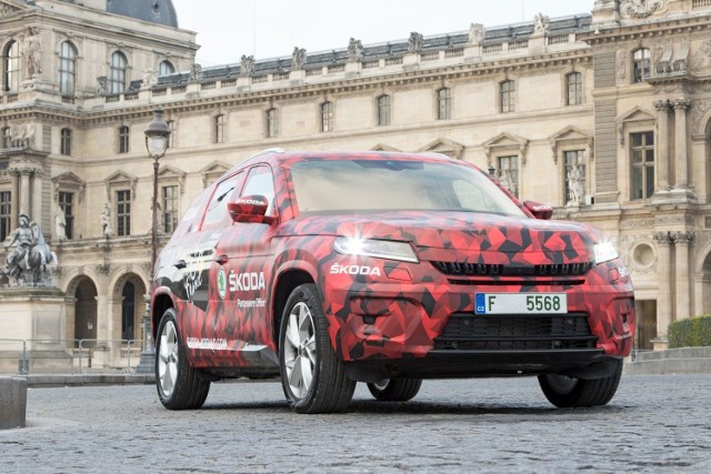 Skoda KodiaqDuży SUV czeskiego producenta będzie świętował swoją premierę 1 września bieżącego roku w Berlinie. Jeszcze w tym samym miesiącu Kodiaq ponownie odwiedzi Paryż – tym razem już bez kamuflażu, na międzynarodowych targach samochodowych Mondial de l’Automobile.Fot. Skoda