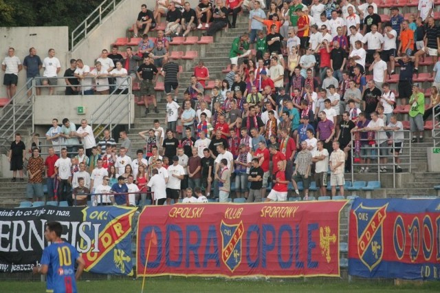 Do tej pory wielu kibiców piłkarskich piwem lub innym alkoholem często raczyło się przed wejściem na stadiony. Teraz będą to mogli zrobić legalnie podczas meczów.