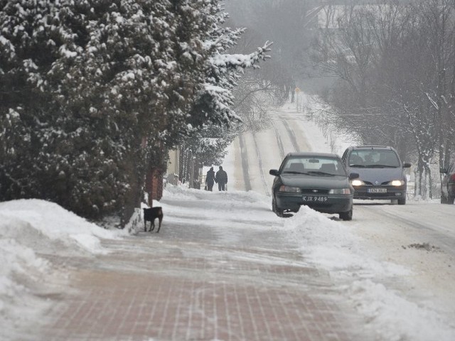 Mimo opadów śniegu większość koneckich dróg była wczoraj przejezdna. Tu widok na ulicę Południową od strony Stadnickiej Woli.