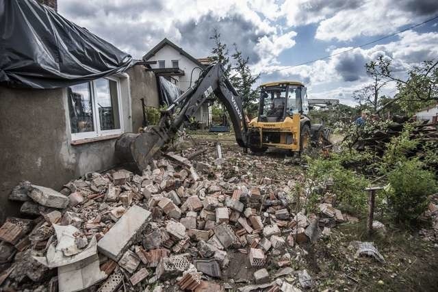 Wieś Zawały g. Obrowo. Zniszczenia we wsi Zawały po niedzielnej burzy.Miejsce oczyszczali mieszkańcy oraz zastępy straży pożarnej i ochotniczych straży pożarnych