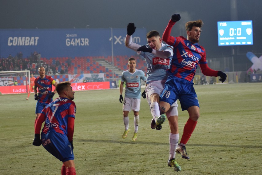 10.12.2021 r. Raków Częstochowa - Piast Gliwice....