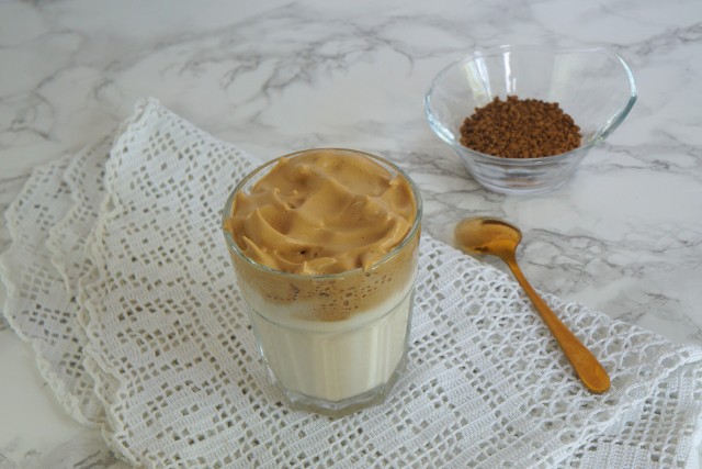 Dalgona coffee to prosty deser do zrobienia z czterech składników. Kliknij obrazek, aby zobaczyć w galerii, jak go zrobić.