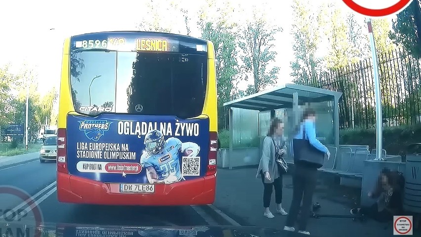 Dwie kobiety wysiadające z autobusu MPK zostają potrącone na...