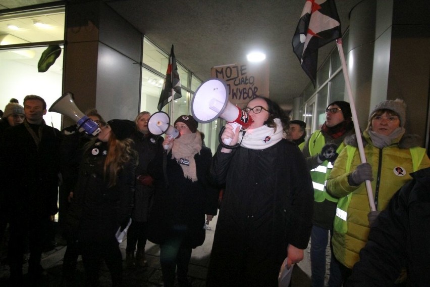 Czarna Środa we Wrocławiu. Protest w Rynku i pod biurami poselskimi 