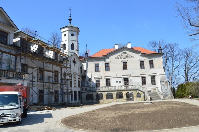 Pałac Stadnickich w Nawojowej będzie jak nowy. Ruszył remont zabytkowego obiektu [ZDJĘCIA]