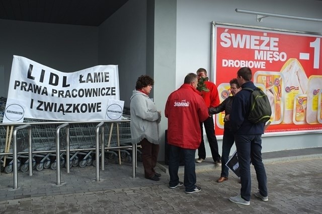 Protest przed sklepem Lidl w Katowicach