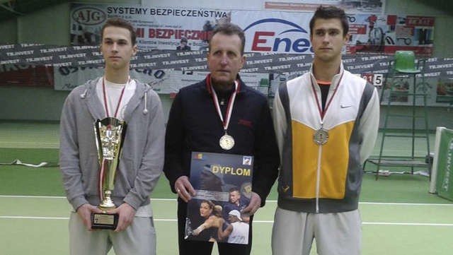 Podopieczni Jarosława Adamkiewicza (w środku) - Marcel (z lewej) i Mikołaj (z prawej) Jędruszczakowie - wywalczyli srebrny medal dla Startu-Wisły Toruń