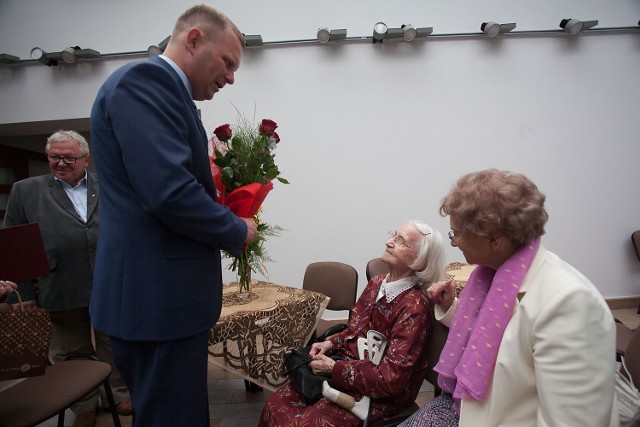 Emilia Brączyk wczoraj obchodziła 105 urodziny! Starsza pani od pięciu lat mieszka... sama. Na szczęście, nie brakuje wokół życzliwych ludzi.