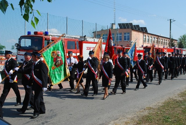 Uroczystości rozpoczęły się zaprezentowaniem się strażaków w trakcie przemarszu kolumny z pocztami sztandarowymi.