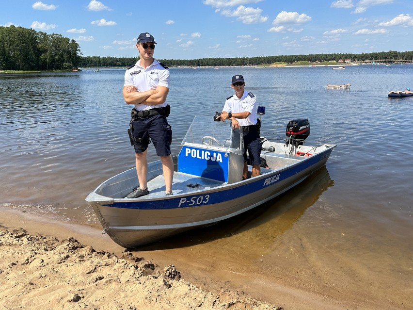 Policjanci patrolują zalew na specjalnej łodzi motorowej....