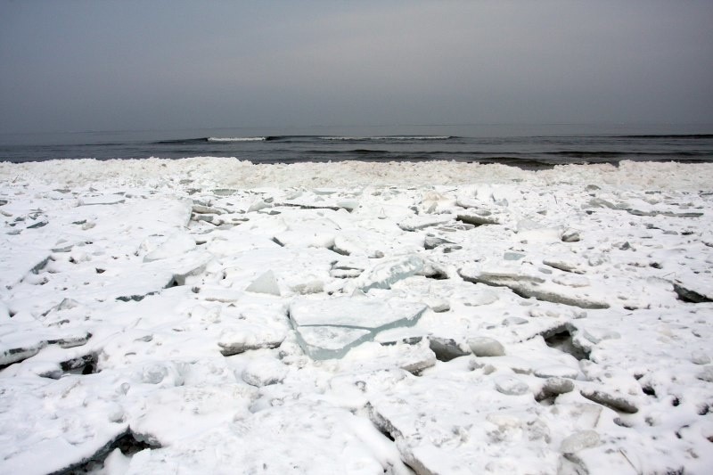 Morze zimą
W Świnoujściu powoli zamarza morze.