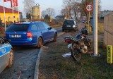 Nietrzeźwy motorowerzysta uderzył w auto przed Będźmierowicami. Trafił do szpitala