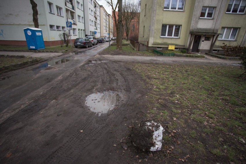 Trawnik został zdewastowany, a na klepisku parkować już wolno, więc mandatu nie będzie. Problem mieszkańców ul. Mostnika w Słupsku