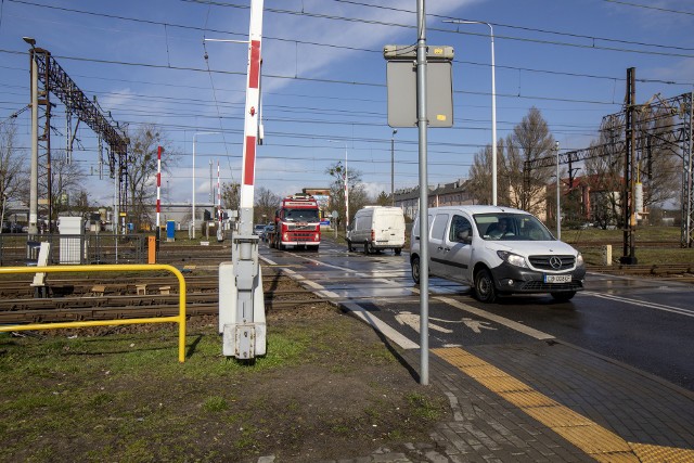Siedem akcji w ramach "Bezpiecznego Piątku" zostanie przeprowadzonych w czasie wakacji w Bydgoszczy. Działania będą prowadzone na przejazdach kolejowych w ciągu ul.  Inwalidów, Bronikowskiego, Toruńskiej, Przemysłowej i Flisackiej.