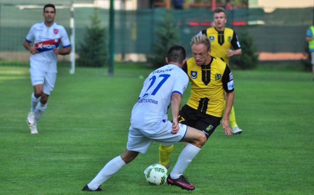 Piłkarze Siarki Tarnobrzeg(żółto-czarne stroje) przegrali wyjazdowy mecz z Rakowej Częstochowa. 
