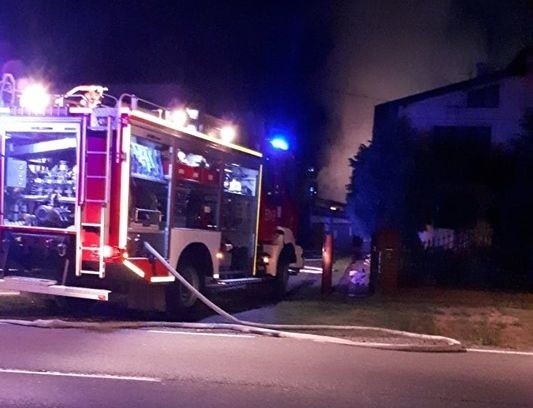 Pożar w Nowosielcu! Dzięki reakcji policjantów ogień nie rozprzestrzenił się na budynki mieszkalne (ZDJĘCIA)