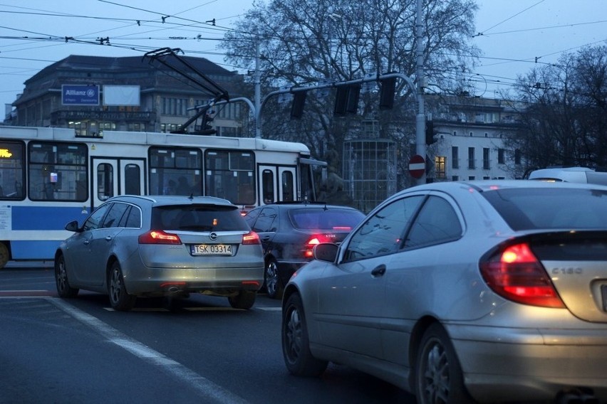 Wrocław: Centrum miasta stoi w ogromnych korkach (ZDJĘCIA)