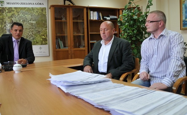 Po przekazaniu list z podpisami prezydent Janusz Kubicki, winiarz Marek Krojcig i przedstawiciel Aspe Sylwester Pyrka podsumowali całą akcję