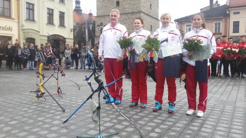 Złote medalistki Halowych Mistrzostw Europy w Łucznictwie powitane na żywieckim rynku ZDJĘCIA