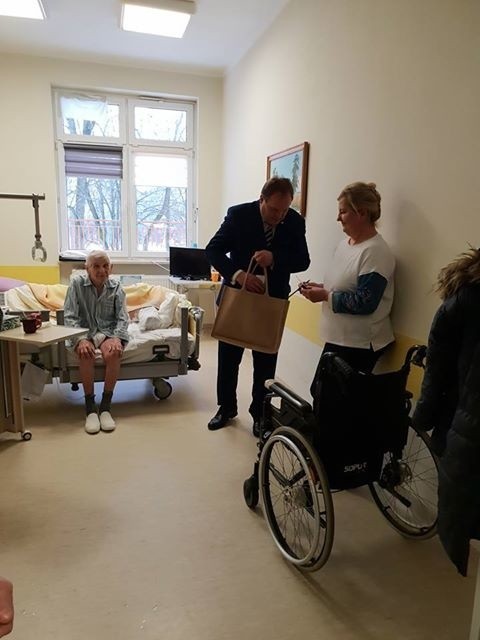 Poseł Mieczysław Baszko odwiedził babcie i dziadków w Szpitalu im. Śniadeckiego w Białymstoku (zdjęcia)