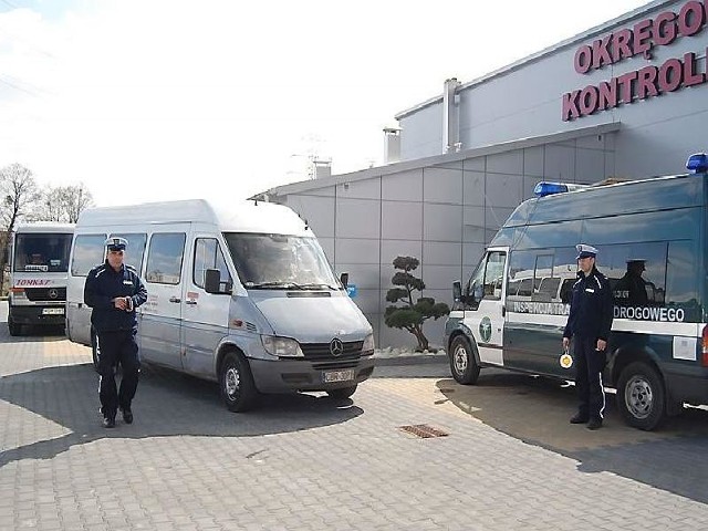 Busy dwóch konkurencyjnych firm przewożących pasażerów po kontroli w stacji diagnostycznej w Brodnicy już dalej nie pojechały.