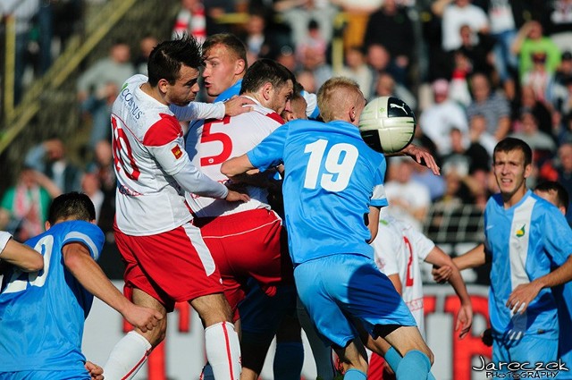 Łódzki Klub Sportowy pokonał w niedzielę wicelidera trzeciej ligi, Świt Nowy Dwór Mazowiecki, odnosząc kolejne zwycięstwo z rzędu.