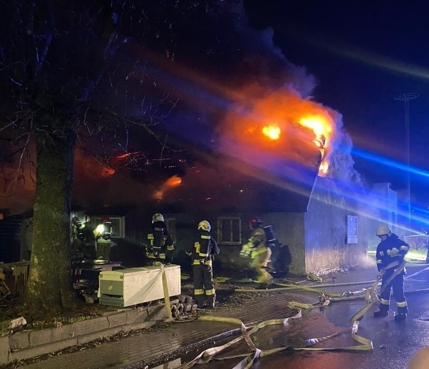 Toruń. W domu szeregowym strażacy znaleźli dwa ciała w spalonym pokoju 