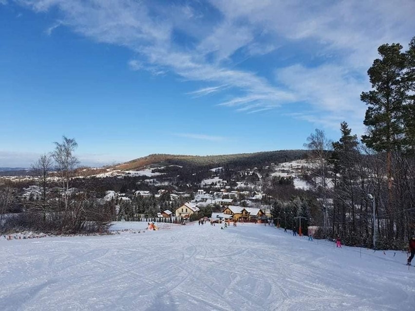 Śnieżne Trasy przez Lasy i stacje narciarskie w gminie...