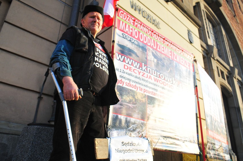 Kraków. 65-letni rolnik z Iwkowej nie ustaje w protestach. Żąda sprawiedliwości