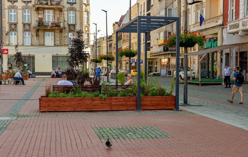 Bytomski Rynek znów się zazielenił. Pojawiły się nowe ławki,...