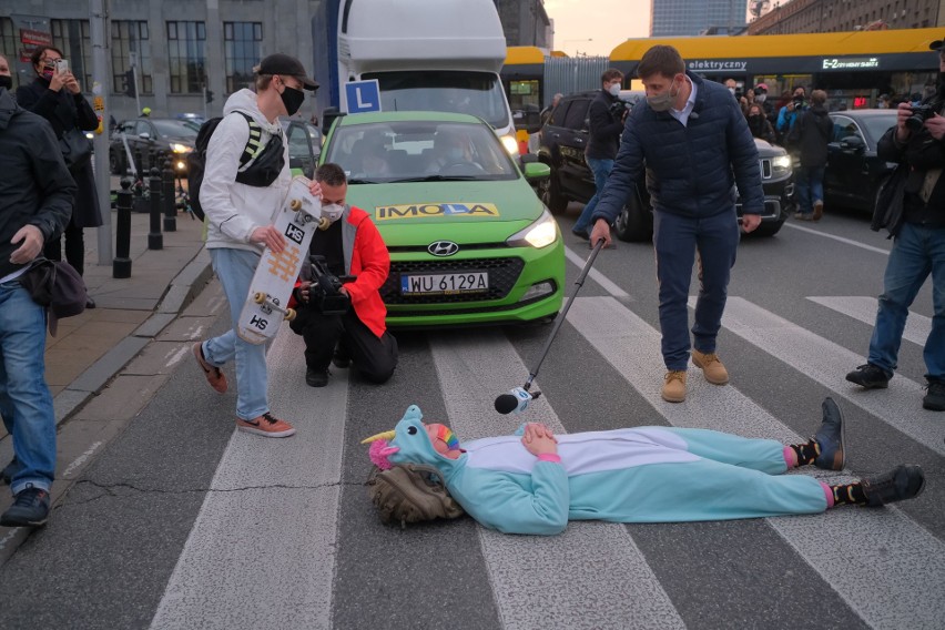 Strajk Kobiet 2020: Blokady ulic, Warszawa sparaliżowana. Kolejny protest przeciwko zakazowi aborcji. Zdjęcia, mapa utrudnień na żywo